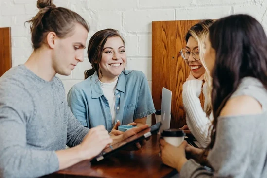 Beratungsgespräch am Tisch mit einem Tablet